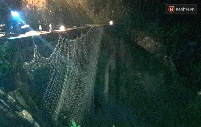 Trắng đêm giăng lưới tìm bé trai bị nước cuốn xuống cống