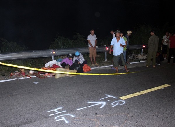 Xe khách mất lái cán chết 2 vợ chồng đi xe máy