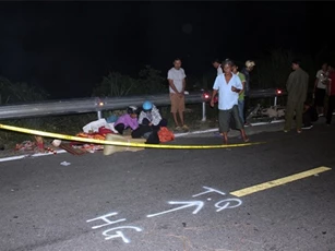 Xe khách mất lái cán chết 2 vợ chồng đi xe máy