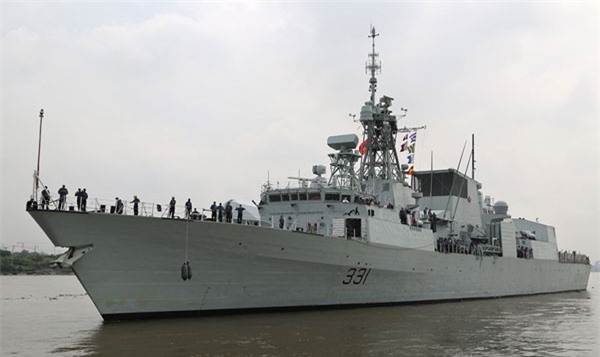 Chiến hạm Canada đến cảng Sài Gòn
