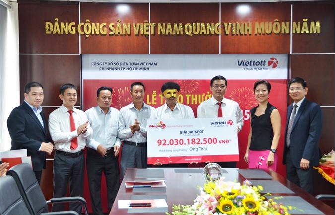 Lão nông Trà Vinh trúng xổ số 92 tỷ đeo mặt nạ lĩnh thưởng