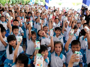 Vinamilk tiếp tục trao tặng sữa cho trẻ em tại Cần Thơ