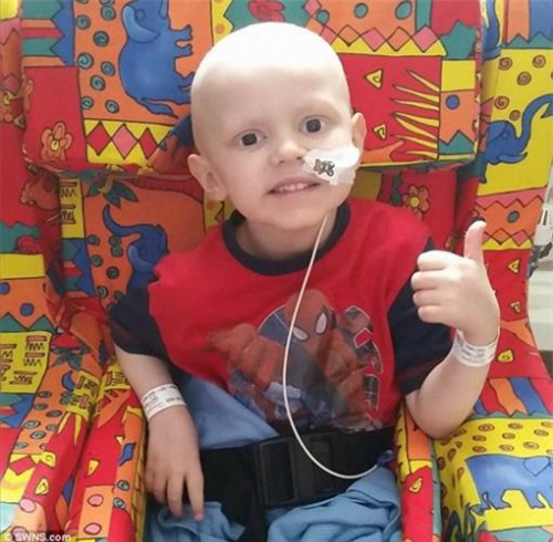 Bé trai tàn tật cả đời vì bác sĩ nhầm ung thư thành táo bón