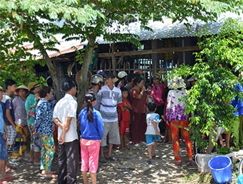 Chồng điên cuồng giết vợ bằng 7 nhát dao rồi uống thuốc sâu tự sát