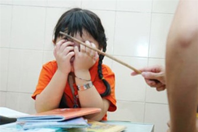 Đình chỉ việc 1 tháng, phạt 5 triệu đồng giáo viên làm xước má học sinh