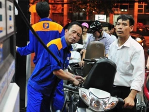 Giá xăng sẽ tăng mạnh vào ngày mai?