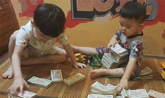 Hai cậu bé đập lợn tiết kiệm gửi chú Phan Anh gây sốt