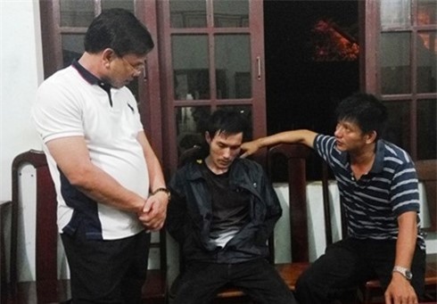 Khởi tố nam thanh niên khống chế con tin, ép công an giao súng