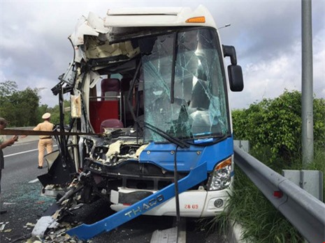 Kinh hoàng xe khách đâm container nát đầu trên cao tốc