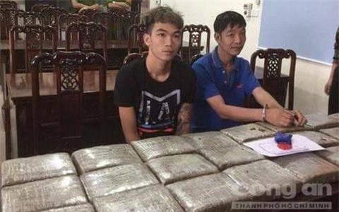 Nghệ An: Bắt quả tang hai đối tượng vận chuyển 40 bánh cần sa