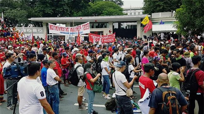 Philippines: Xe cảnh sát đâm vào đoàn người biểu tình chống Mỹ