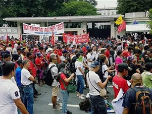 Philippines: Xe cảnh sát đâm vào đoàn người biểu tình chống Mỹ