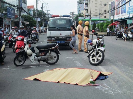 Xe buýt va chạm với xe máy, chị tử vong, em trai thoát chết