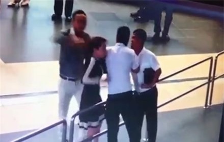 Nữ nhân viên Vietnam Airlines bị hành hung tại sân bay, hành khách nói gì?