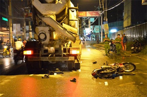 Tai nạn kinh hoàng, xe bồn đâm 2 công nhân tử vong