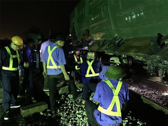 Thông tuyến đường sắt Bắc Nam sau 10 tiếng tê liệt 