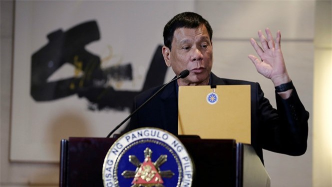 Tổng thống Duterte bất ngờ nói phán quyết về Biển Đông chỉ là mẩu giấy