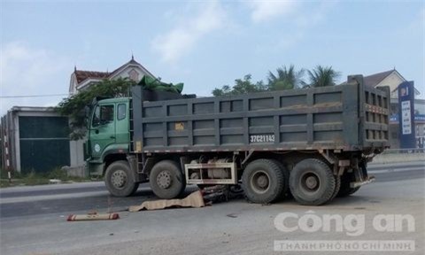 Cha già đi đón con từ Lào về, bị xe tải đâm tử vong