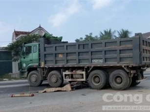 Cha già đi đón con từ Lào về, bị xe tải đâm tử vong
