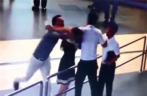 Cảnh sát triệu tập người liên quan vụ hành hung nữ nhân viên hàng không