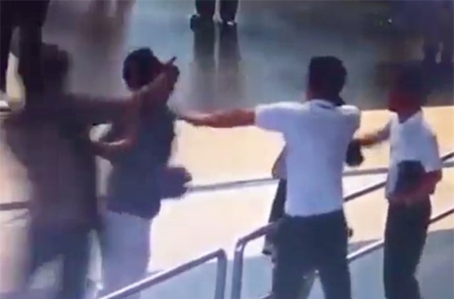 Dân mạng tìm kiếm "soái ca" giải cứu nhân viên hàng không bị hành hung