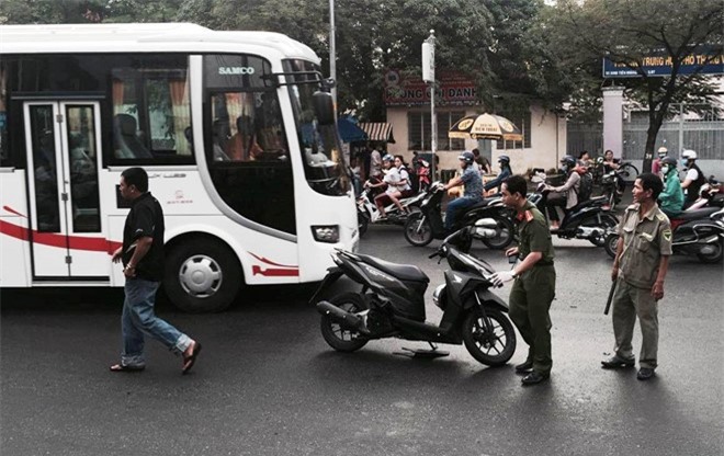 Đang chạy xe giữa phố Sài Gòn, thanh niên bị chém gần lìa tay