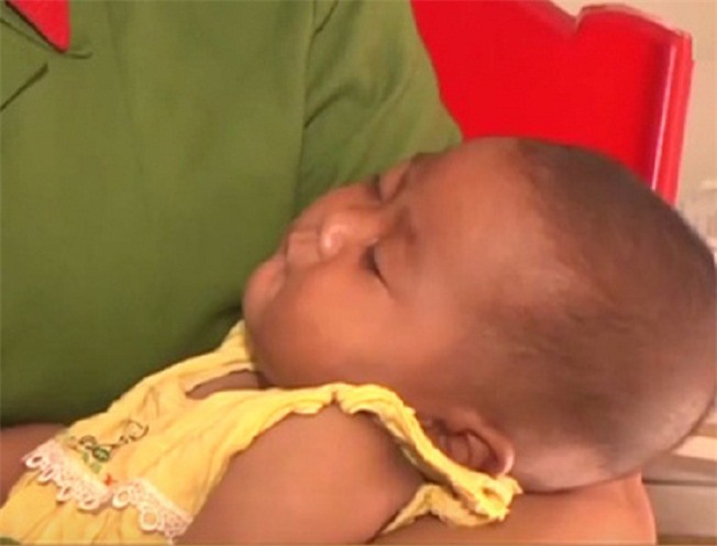 Tìm người thân cho bé gái 4 tháng tuổi bị "mẹ mìn" bắt cóc 