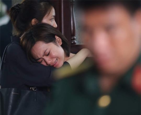 Nghẹn ngào khi người thân khóc nấc tiễn biệt 3 phi công hy sinh