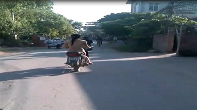 Cô gái khỏa thân đi xe máy gây sốc cộng đồng mạng