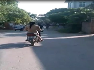 Cô gái khỏa thân đi xe máy gây sốc cộng đồng mạng