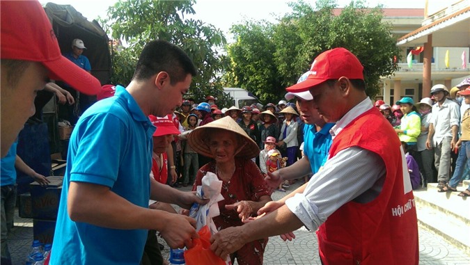 FLC mang quà hỗ trợ đồng bào miền Trung chịu mưa lũ