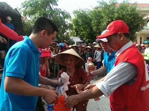 FLC mang quà hỗ trợ đồng bào miền Trung chịu mưa lũ