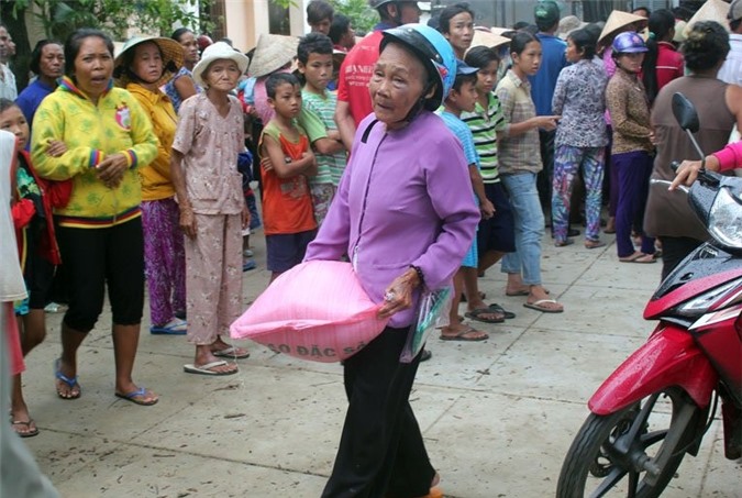 Người trúng xổ số 92 tỷ đồng đã trao quà đến 1.000 người nghèo