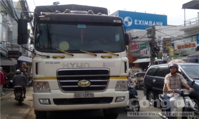 Tránh xe tải đỗ bên đường, một người chết thảm