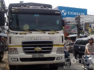 Tránh xe tải đỗ bên đường, một người chết thảm