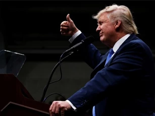 Trump bất ngờ bứt phá ngoạn mục trước Clinton