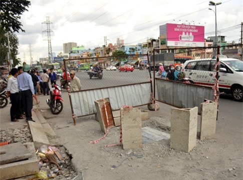 Vụ rơi xuống hố ga ở đường Kinh Dương Vương: Trách nhiệm thuộc về ai?