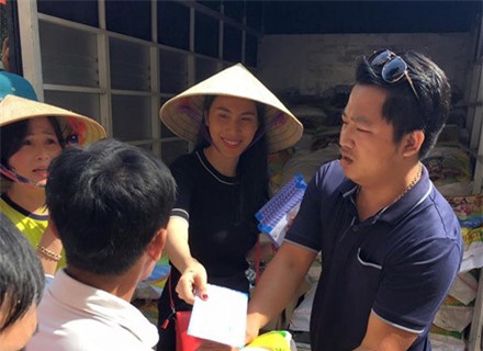 Ca sĩ Thủy Tiên đáp trả khi bị chỉ trích phát quà từ thiện như "bố thí"