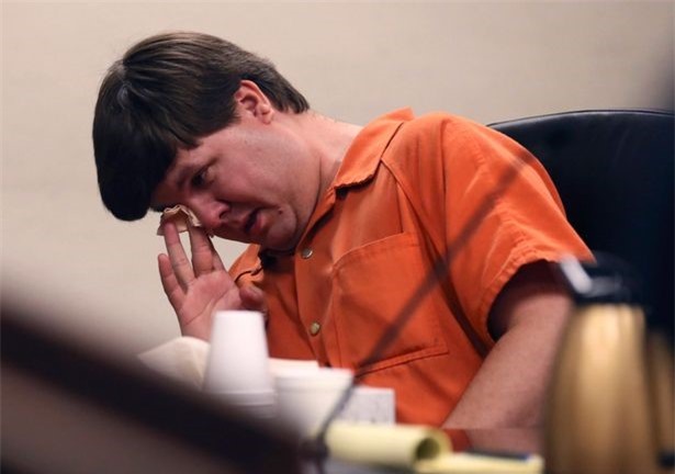 Cha vô tâm mải nhắn tin sex để con chết ngạt trong xe