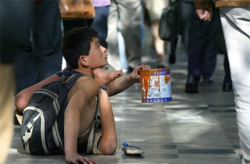 Chấn động tổ chức bắt cóc trẻ em rồi bẻ gãy chân tay, bắt đi ăn xin