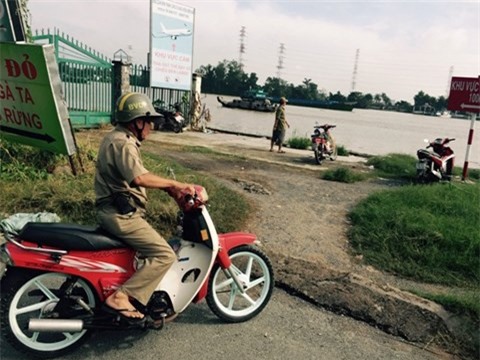 Đi câu cá phát hiện xác chết nam giới tóc vàng trôi trên sông