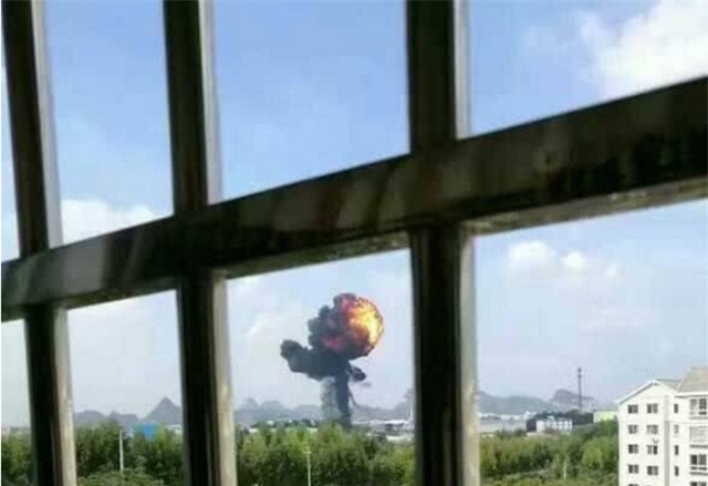 Máy bay ném bom Trung Quốc lao xuống đất cháy ngùn ngụt