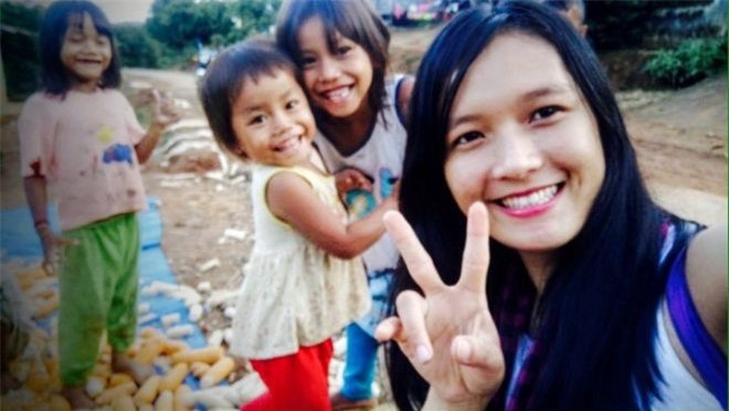 Những hình ảnh đẹp của nữ tình nguyện viên tử nạn khi giúp dân vùng lũ