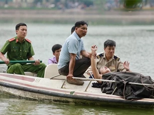Nữ du khách nước ngoài bất ngờ bơi ra giữa Hồ Gươm múa hát