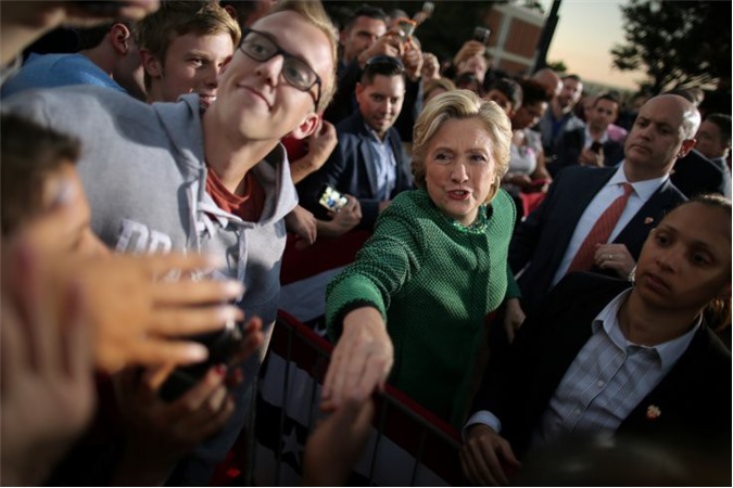 Clinton : Trump “thua đau đớn”