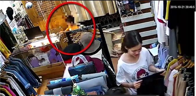 Dàn cảnh mua hàng để bé trai trộm iPhone trong shop quần áo
