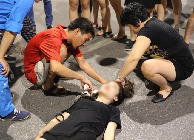 Đi xe điện cân bằng, cô gái trẻ ngã đập đầu xuống đất bất tỉnh