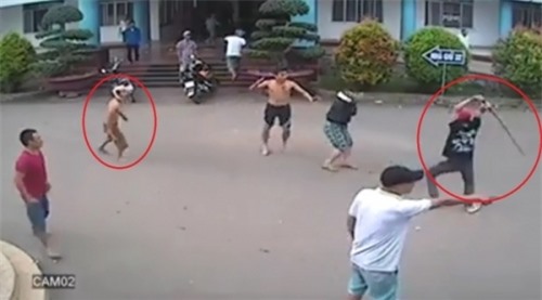 Hai nhóm thanh niên cầm mã tấu chém nhau, người dân bỏ chạy tán loạn