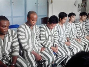 Hàng loạt quý bà Sài Gòn sập bẫy lừa đảo vì kết bạn bốn phương