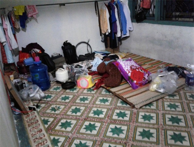 Hai nữ sinh phát hoảng vì bị kẻ nghi ngáo đá cầm dao khống chế